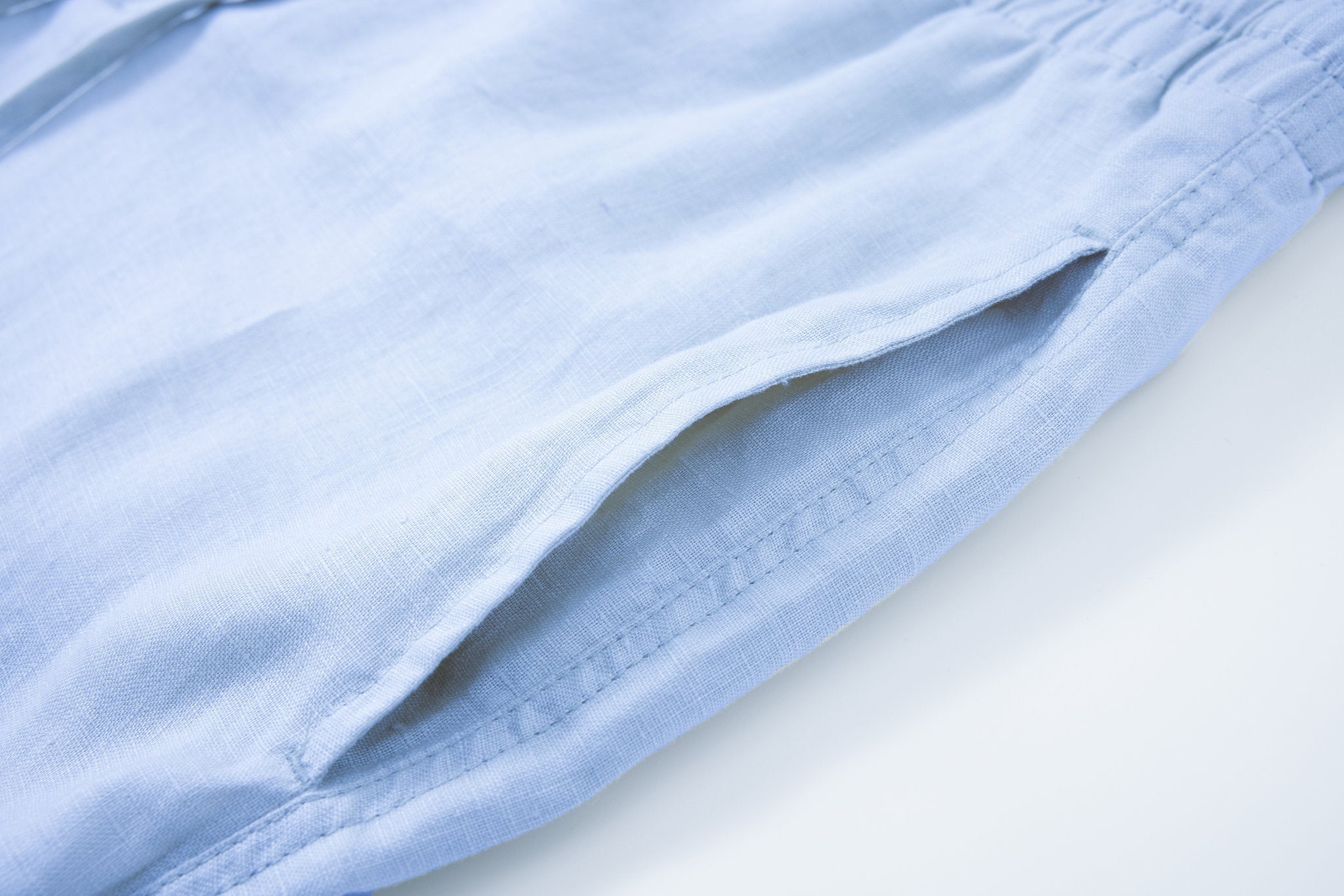 شورت لنين - أزرق غامق × قميص لنين بأكمام قصيرة - أبيض — لوك كامل